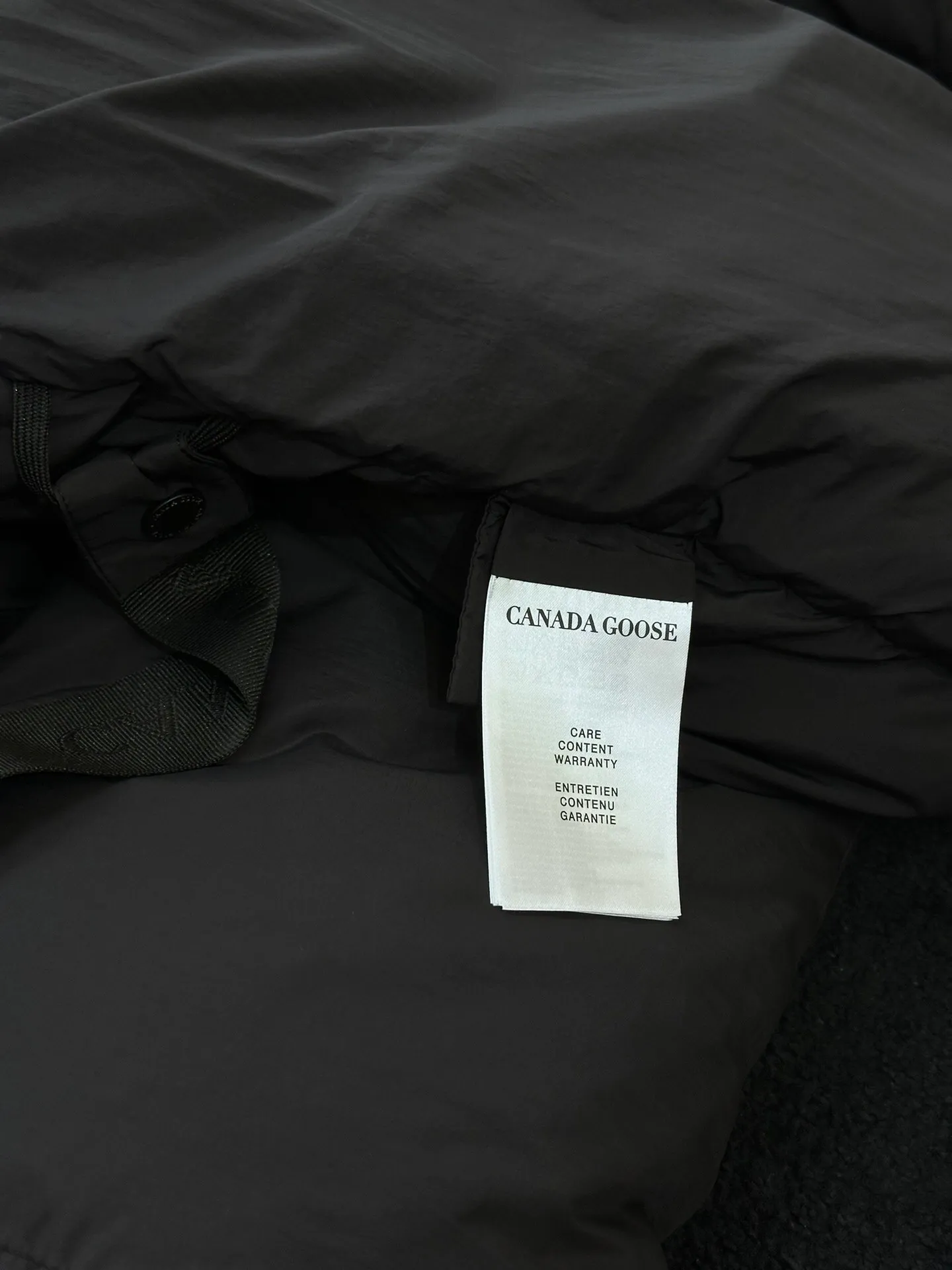 P1100 Top-quality original Canada Goose autumn. It is warm and has no sense of restraint. It is made of national standard 90 white duck down. It is light and elegant, giving you all-round warmth! The appearance of the upper body is more classy and stylish, allowing warmth and grace to go hand in hand. The multiple car lines on the center line are strict and symmetrical, keeping warm and waiting. The logo on the chest embellishes the whole piece! The unique taste goes deep into the bone marrow. It is age-reducing and full of warmth. It has a simple and elegant look and has the same color for men and women. Black Gray Size: XS-S M L